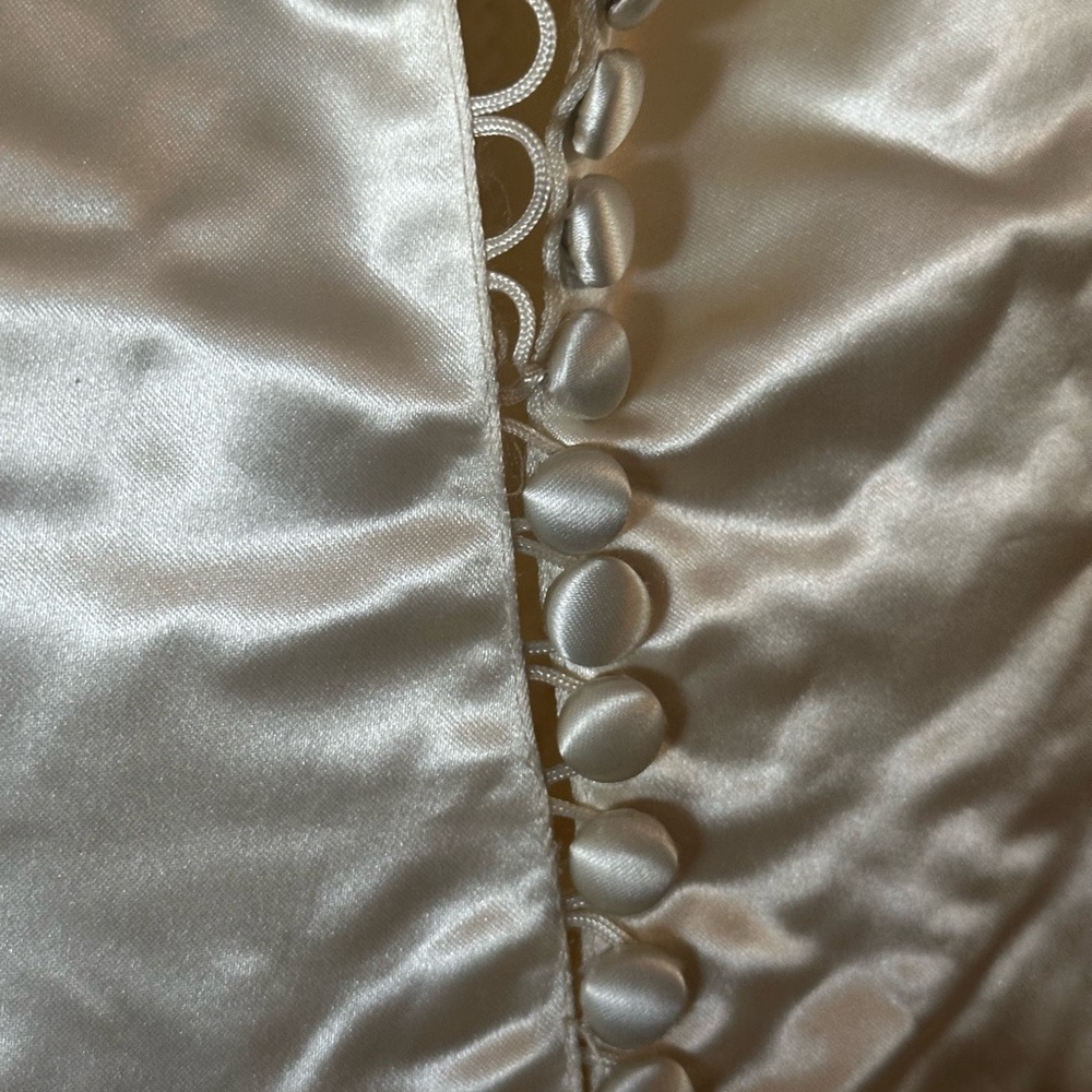 Satin & Lace Vintage Wedding Gown - Picture 5 of 10
